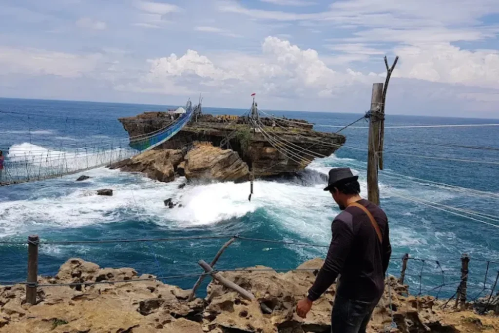 wisata alam Jogja Pantai Timang