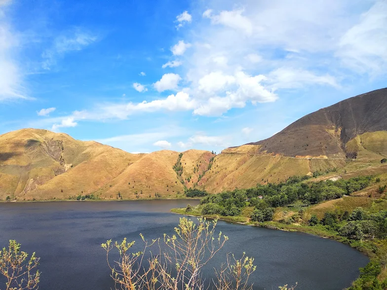 wisata alam bukit Holbung