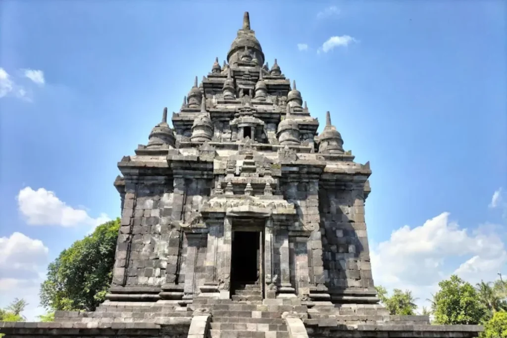 wisata religi di Candi Sojiwan